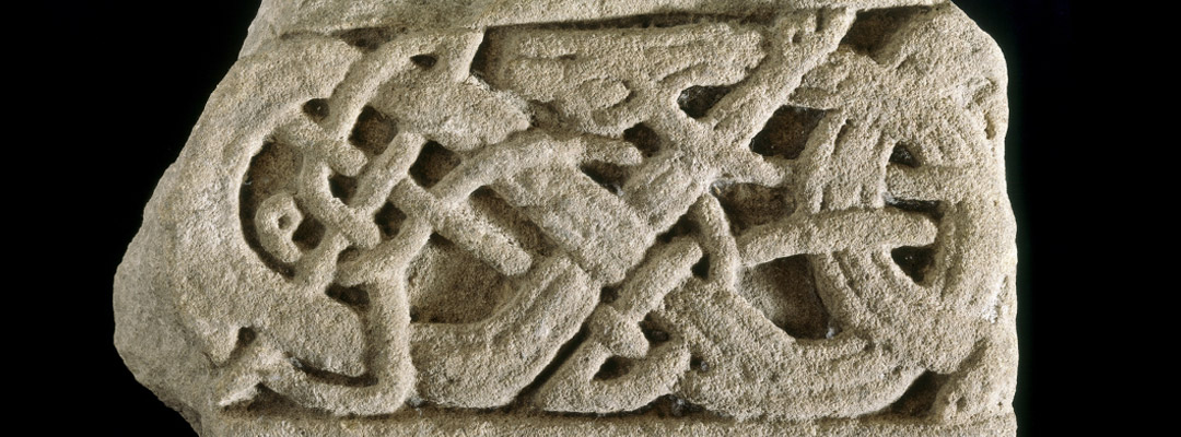 Interlaced cross-shaft stone carving