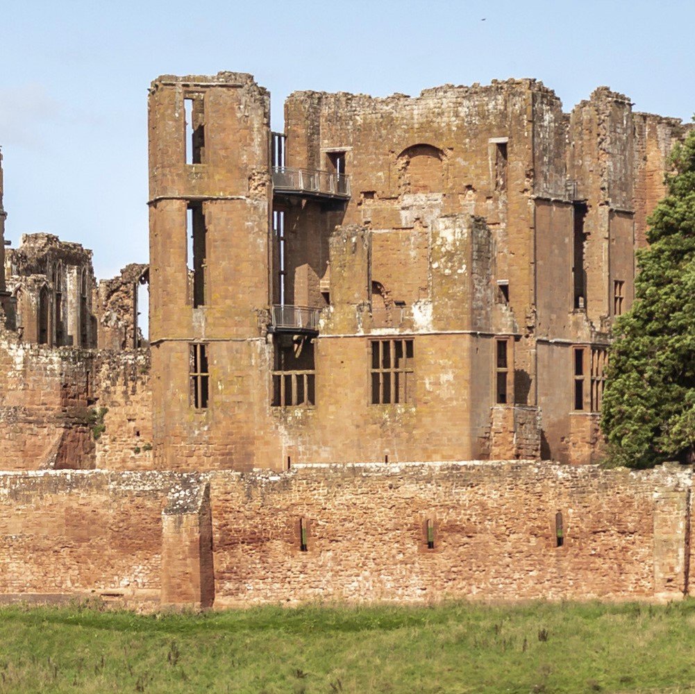 Photo of the remains of Kenilworth Castle on a sunny day