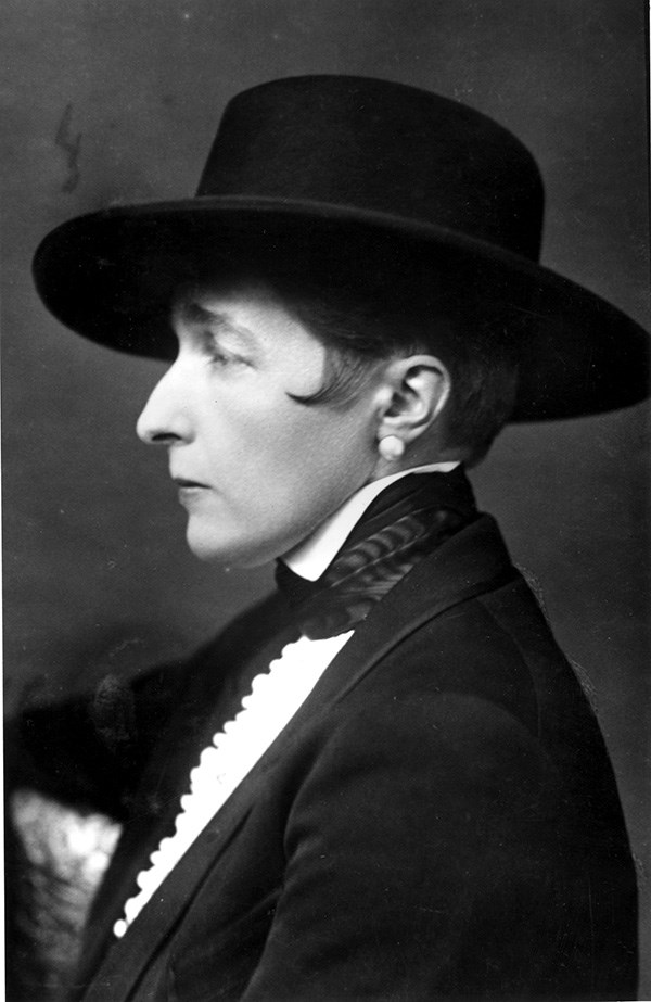 Black and white photograph of the novelist Radclyffe Hall wearing suit and broad-rimmed black hat