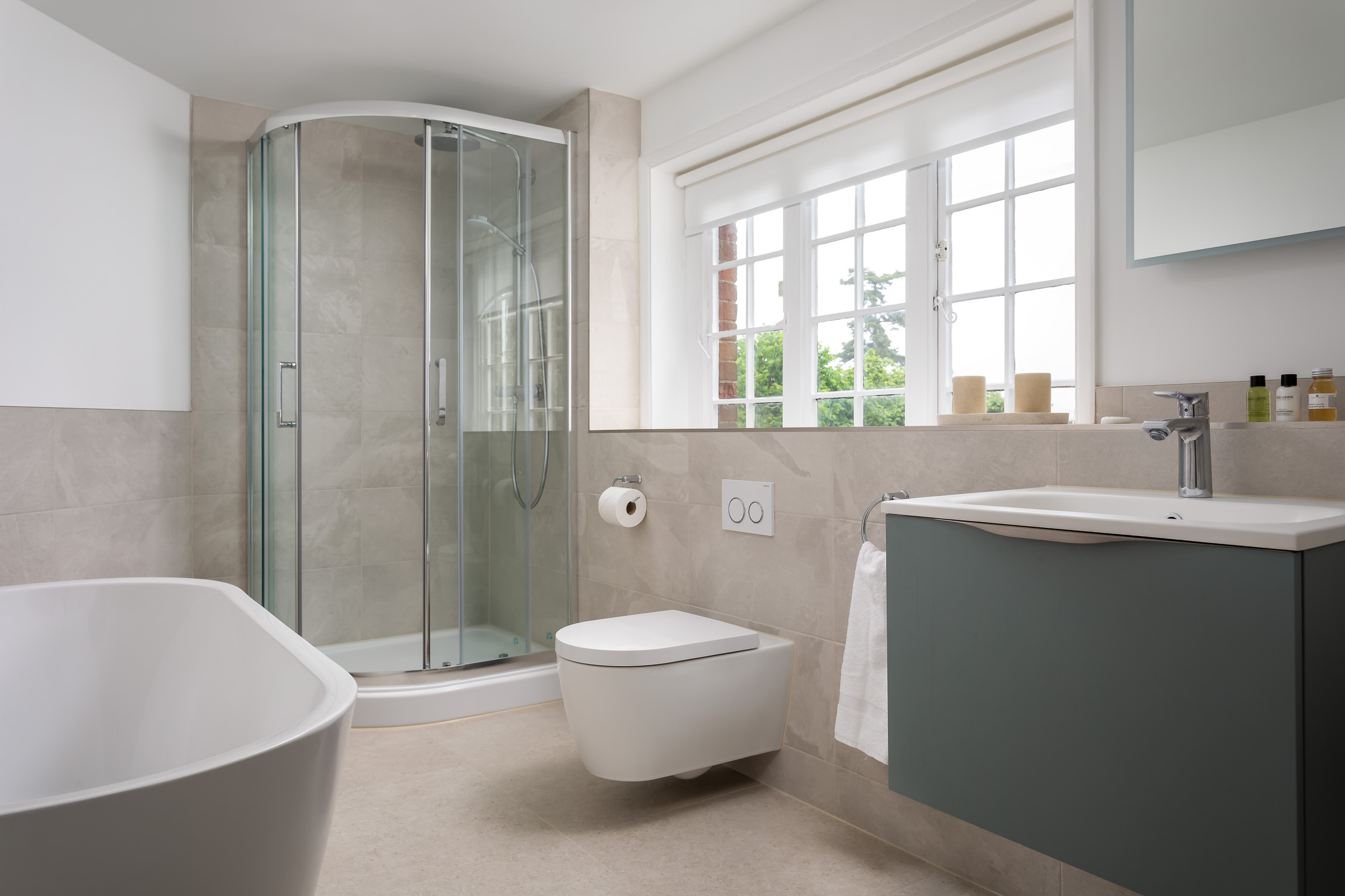 Family bathroom, first floor