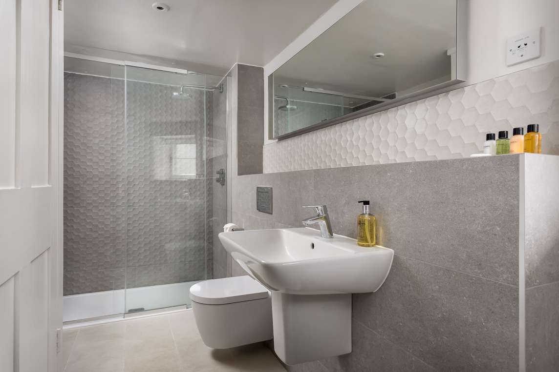 Bathroom, first floor Bathroom, first floor