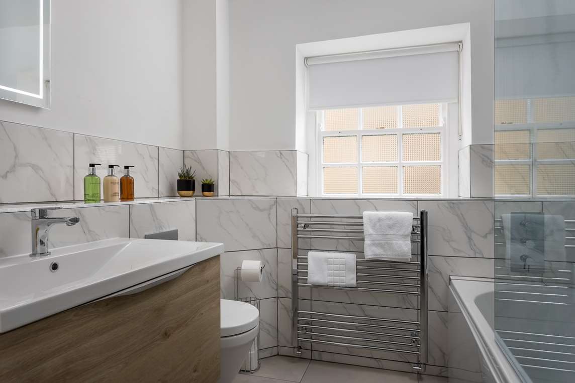 Bathroom, upper ground floor Bathroom, upper ground floor