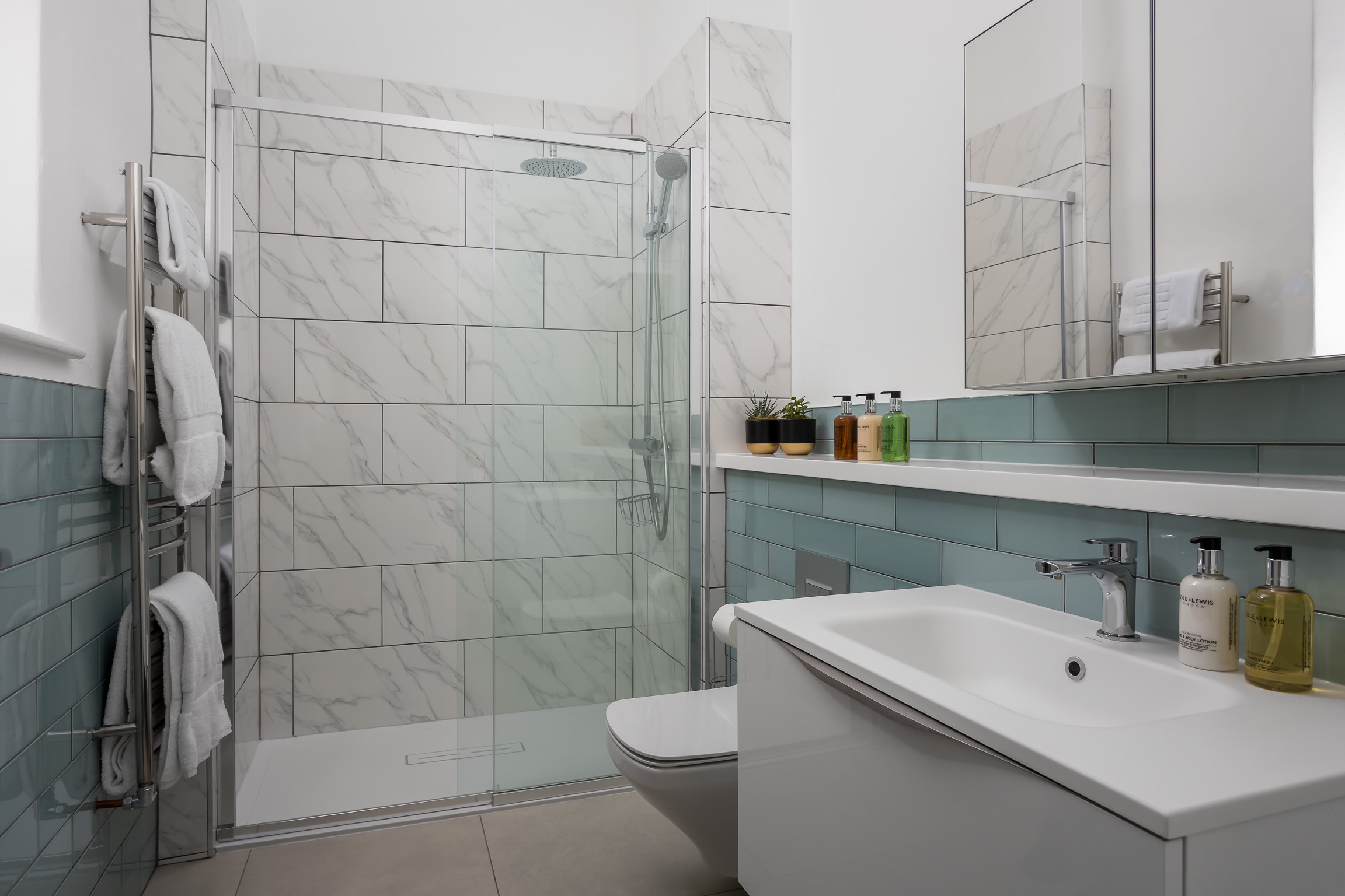 Master bedroom en suite, upper ground floor 