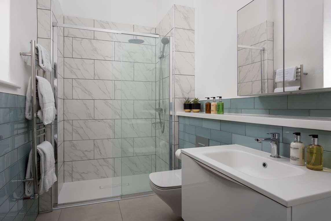 Master bedroom en suite, upper ground floor  Master bedroom en suite, upper ground floor
