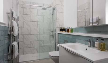 Master bedroom en suite, upper ground floor  Master bedroom en suite, upper ground floor