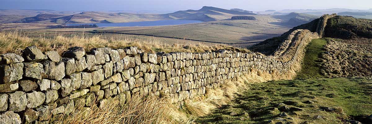 Hadrians Wall west of Housesteads Fort, looking east Hadrians Wall west of Housesteads Fort, looking east
