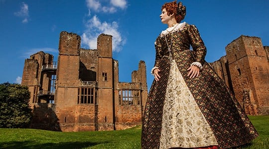 Elizabeth I in front of Leicester's building at Kenilworth Court