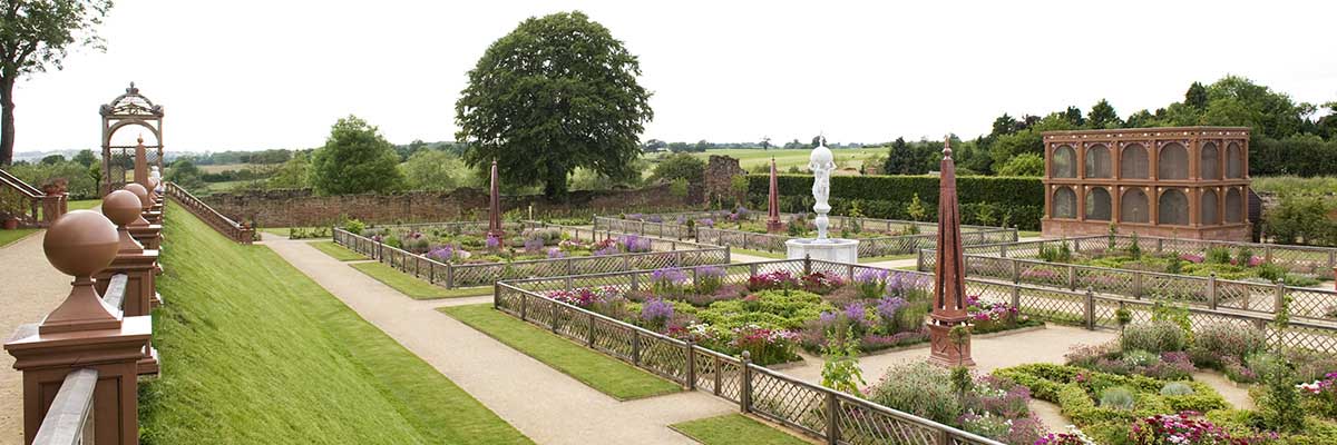 The Elizabethan garden at Kenilworth Castle was recreated based on an eye-witness description of this site, in addition to extensive archaeological research