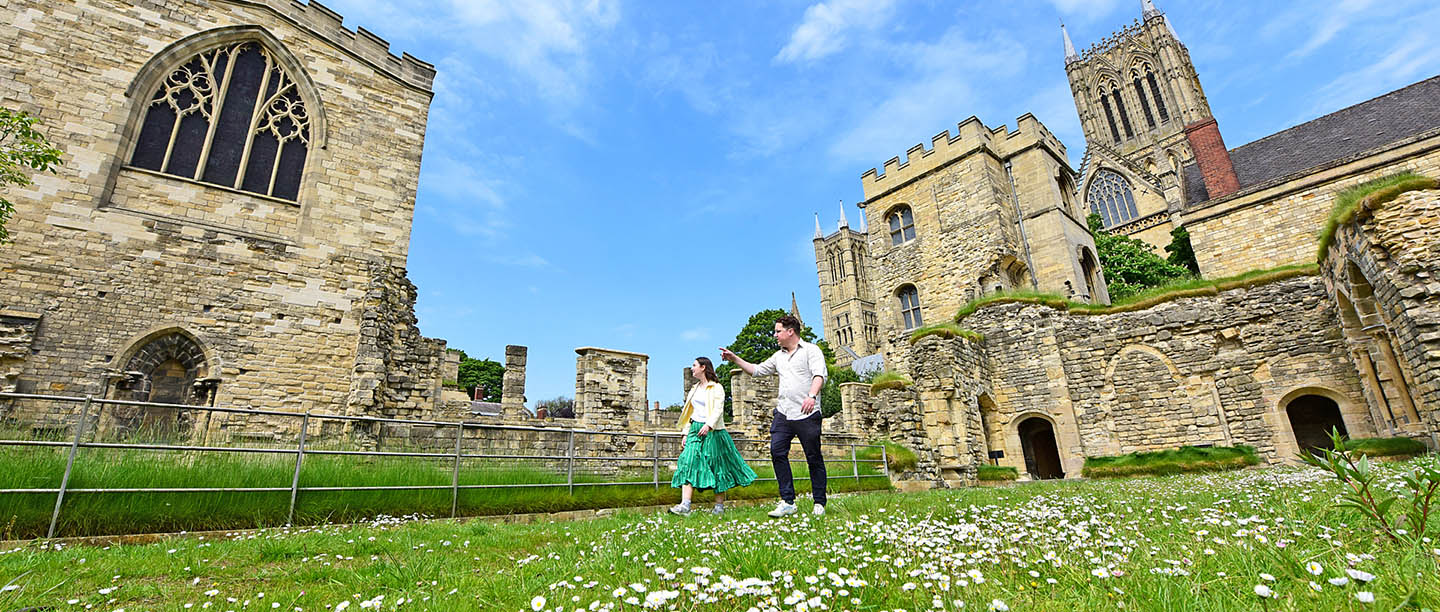 A couple exploire Lincoln Medieval Bishop's Palace