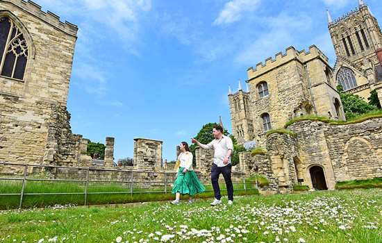 A couple exploire Lincoln Medieval Bishop's Palace A couple exploire Lincoln Medieval Bishop's Palace