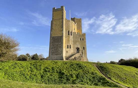 Photo of Orford Castle on a grassy hillock on a sunny day Photo of Orford Castle on a grassy hillock on a sunny day