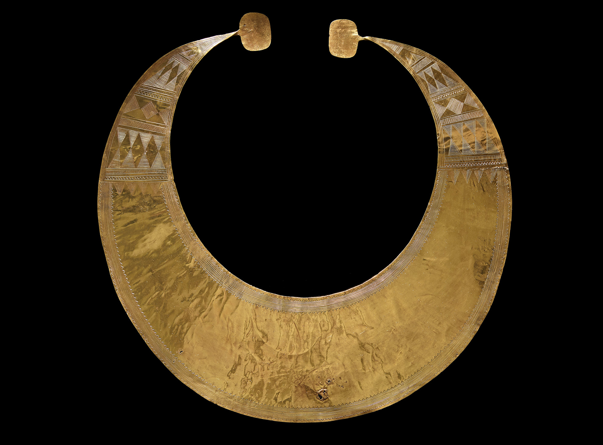 Lunula were worn around the neck, presumably by high status or special people. Their shape and decoration resembles amber and jet necklaces from this time 
